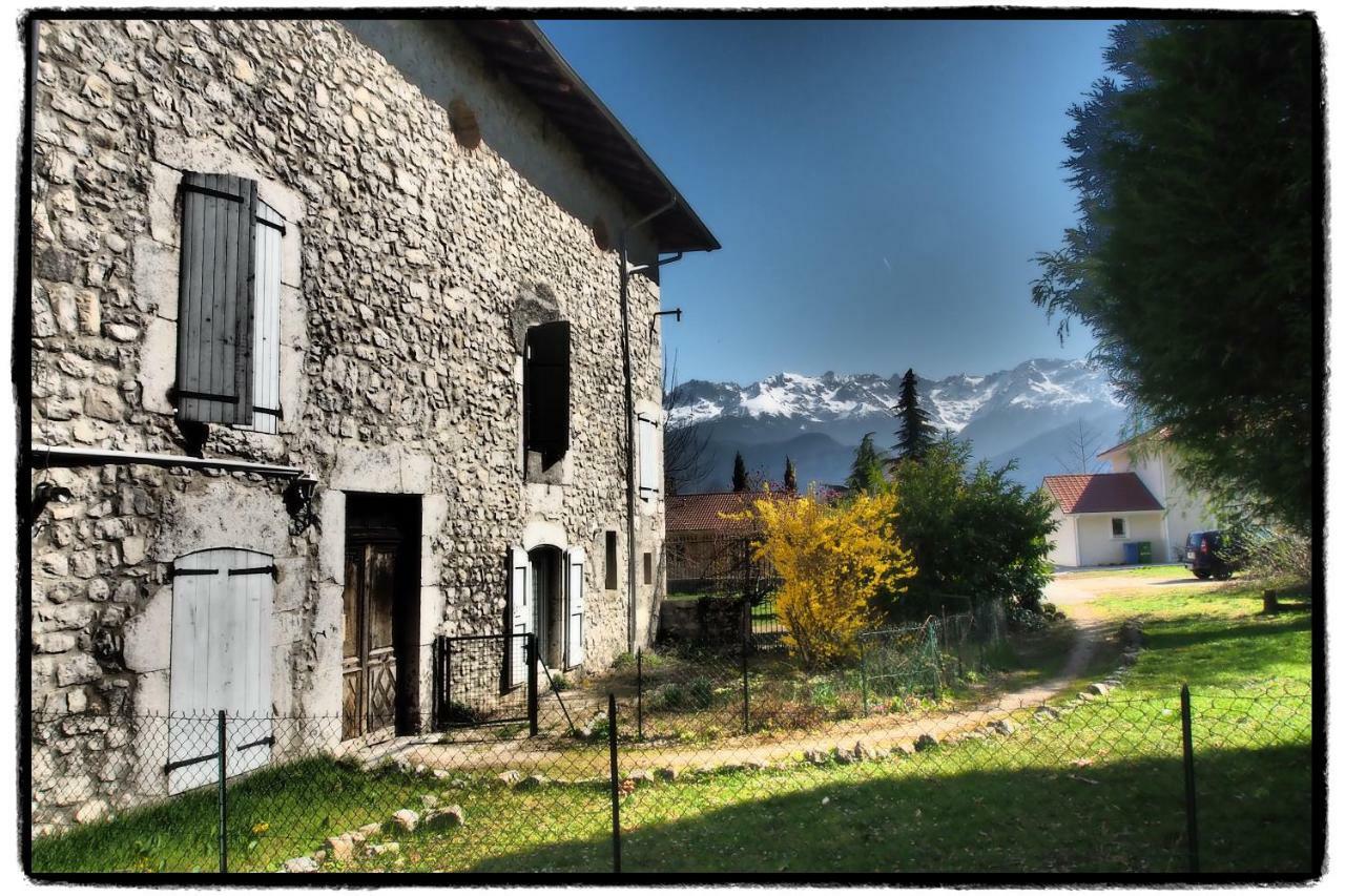 Vieux Corps De Ferme Datant De 1675 Crolles Exteriör bild