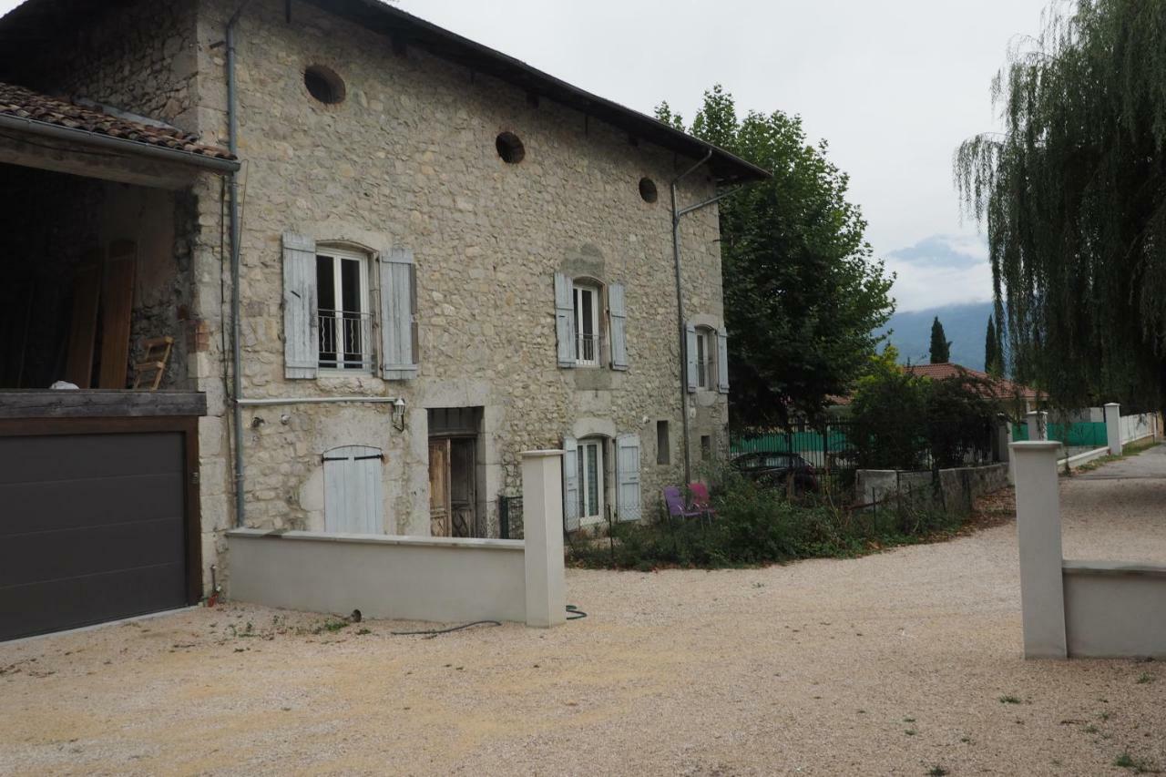 Vieux Corps De Ferme Datant De 1675 Crolles Exteriör bild
