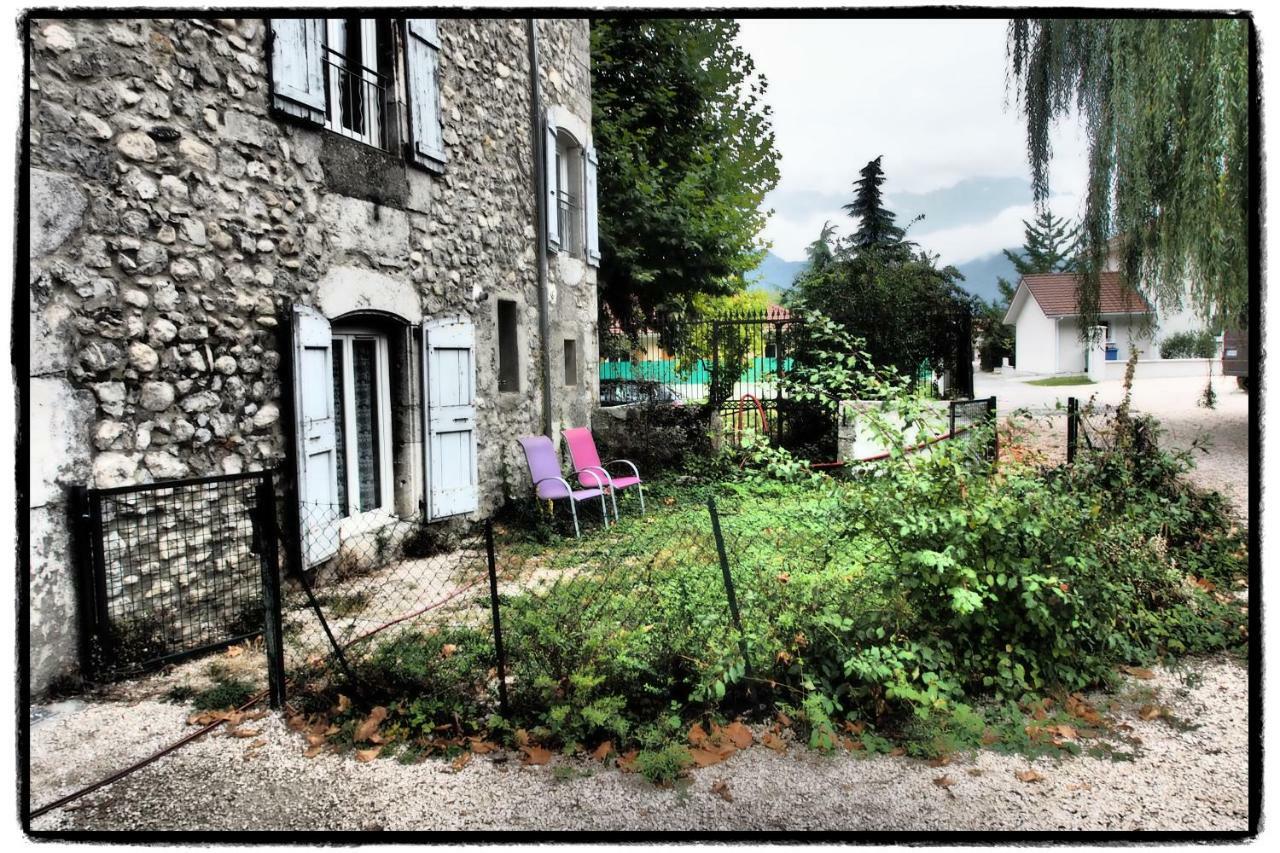 Vieux Corps De Ferme Datant De 1675 Crolles Exteriör bild